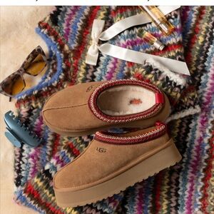 NEW UGG TAZZ II CHESNUT Tan Slippers with Red Accents